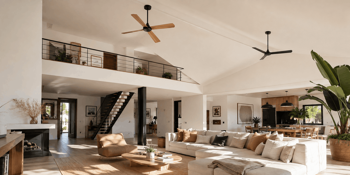 Deux ventilateurs de plafond de styles différents dans un grand séjour