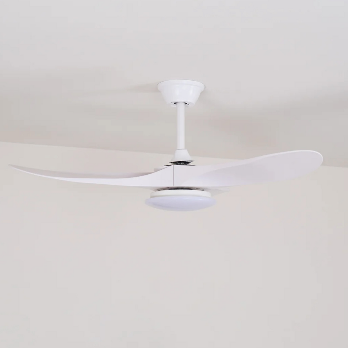Ventilateur de plafond Maverick avec éclairage, télécommande et moteur DC