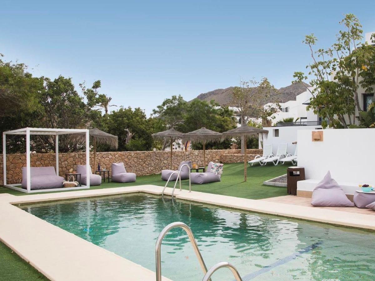 piscine avec poufs Image