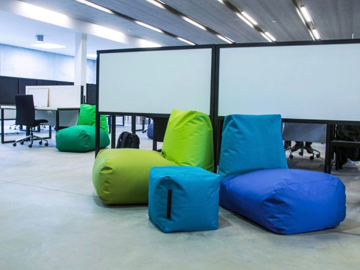pouf vert et bleu dans un openspace Image