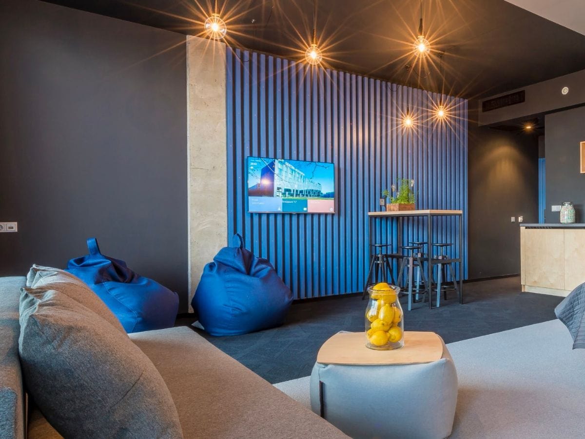 lot de pouf dans chambre  Image