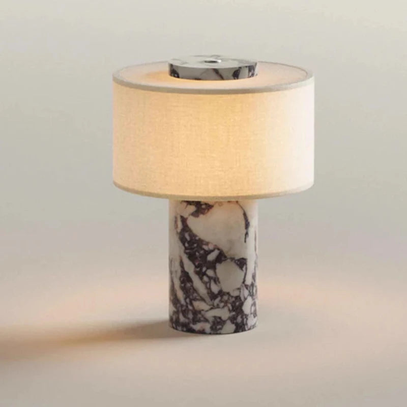 Lampe de chevet sans fil Isaure en marbre Calacatta Viola, abat-jour tambour en tissu beige, allumée sur fond uni