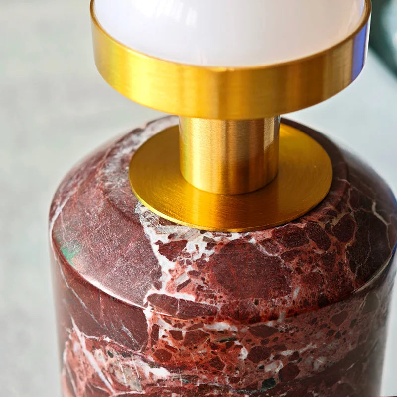 Détail du fût en marbre rouge et de la tige en laiton brossé de la lampe Églantine