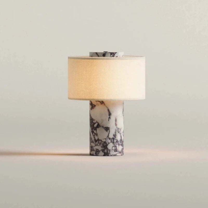 Lampe de chevet Isaure en marbre Calacatta Viola éteinte, vue de face sur fond uni