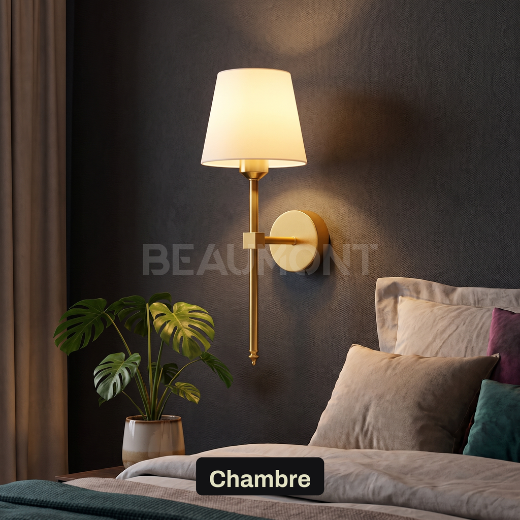 Applique murale sans fil dorée près d'un lit dans une chambre | Marquise