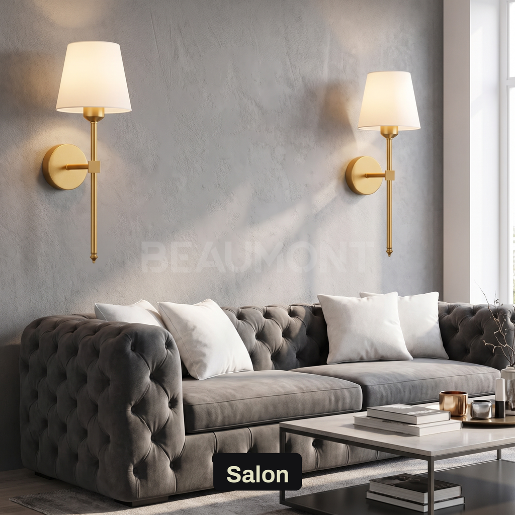 Deux appliques murales sans fil dorées au-dessus d'un canapé de salon | Marquise