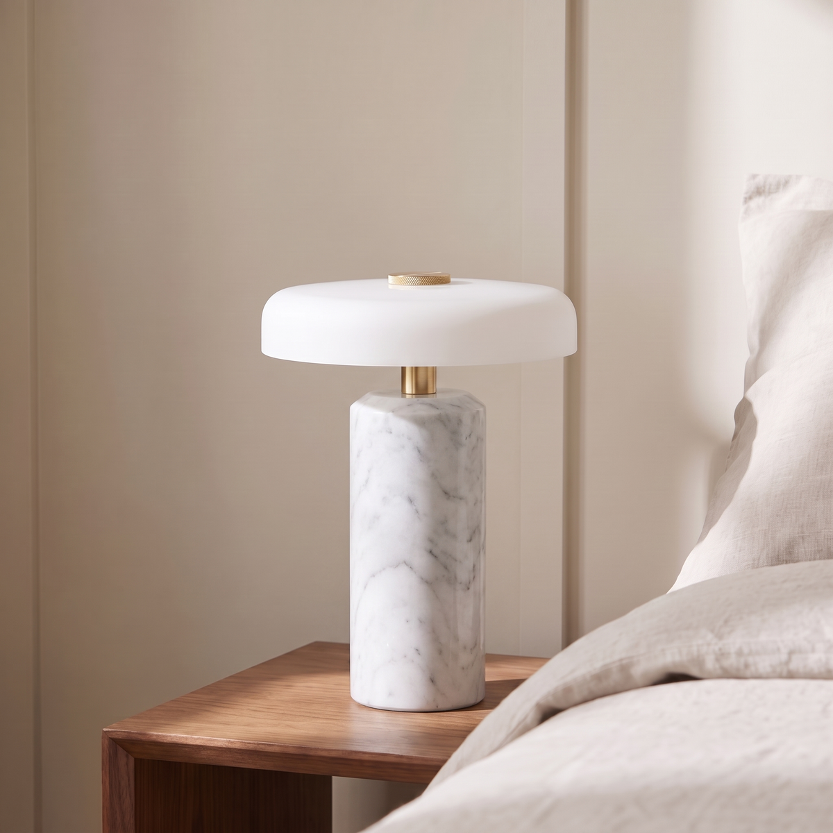 Lampe de Chevet Sans Fil Champignon en Marbre et Verre Opalin, Tactile et Rechargeable avec Variateur et Finitions Laiton - Églantine