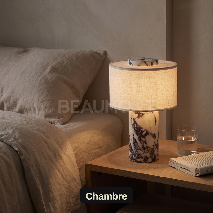 Lampe de Chevet Sans Fil Tactile en Marbre ou Travertin, Rechargeable avec Variateur et Abat-Jour en Tissu - Isaure — en situation