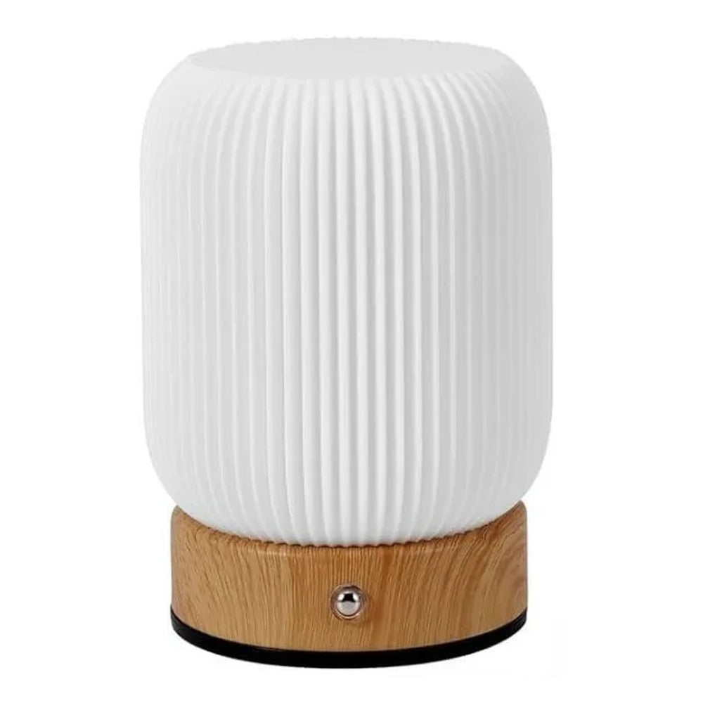 Petite lampe de chevet sans fil Léocadie, abat-jour blanc nervuré et socle rond effet bois, sur fond blanc