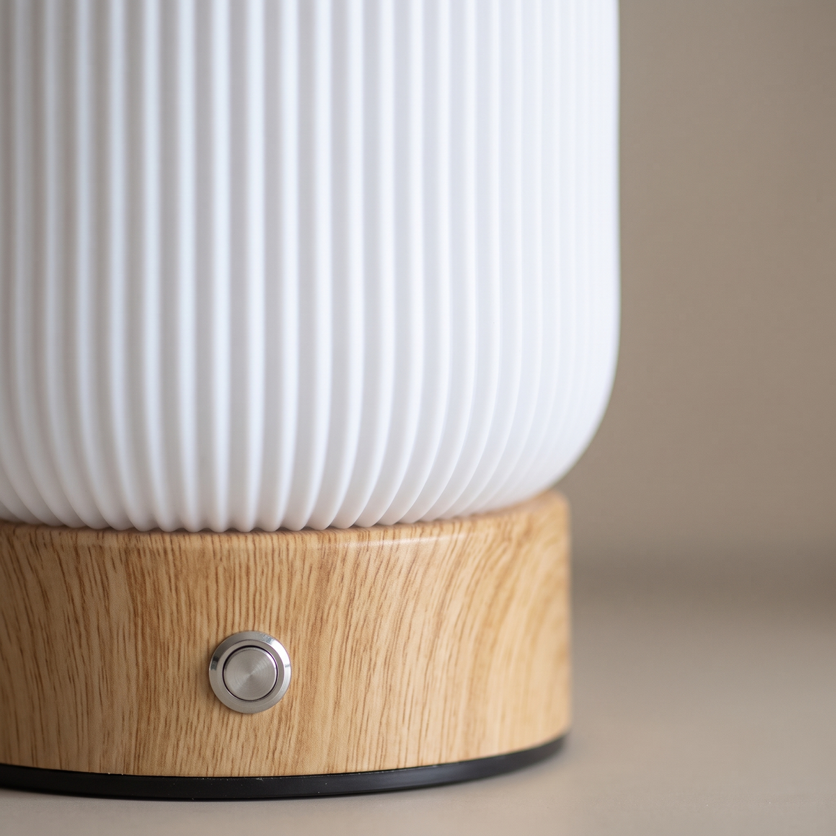 Petite Lampe de Chevet Tactile Sans Fil Rechargeable, Blanche avec Socle Effet Bois et Variateur, pour Chambre Adulte ou Enfant - Léocadie