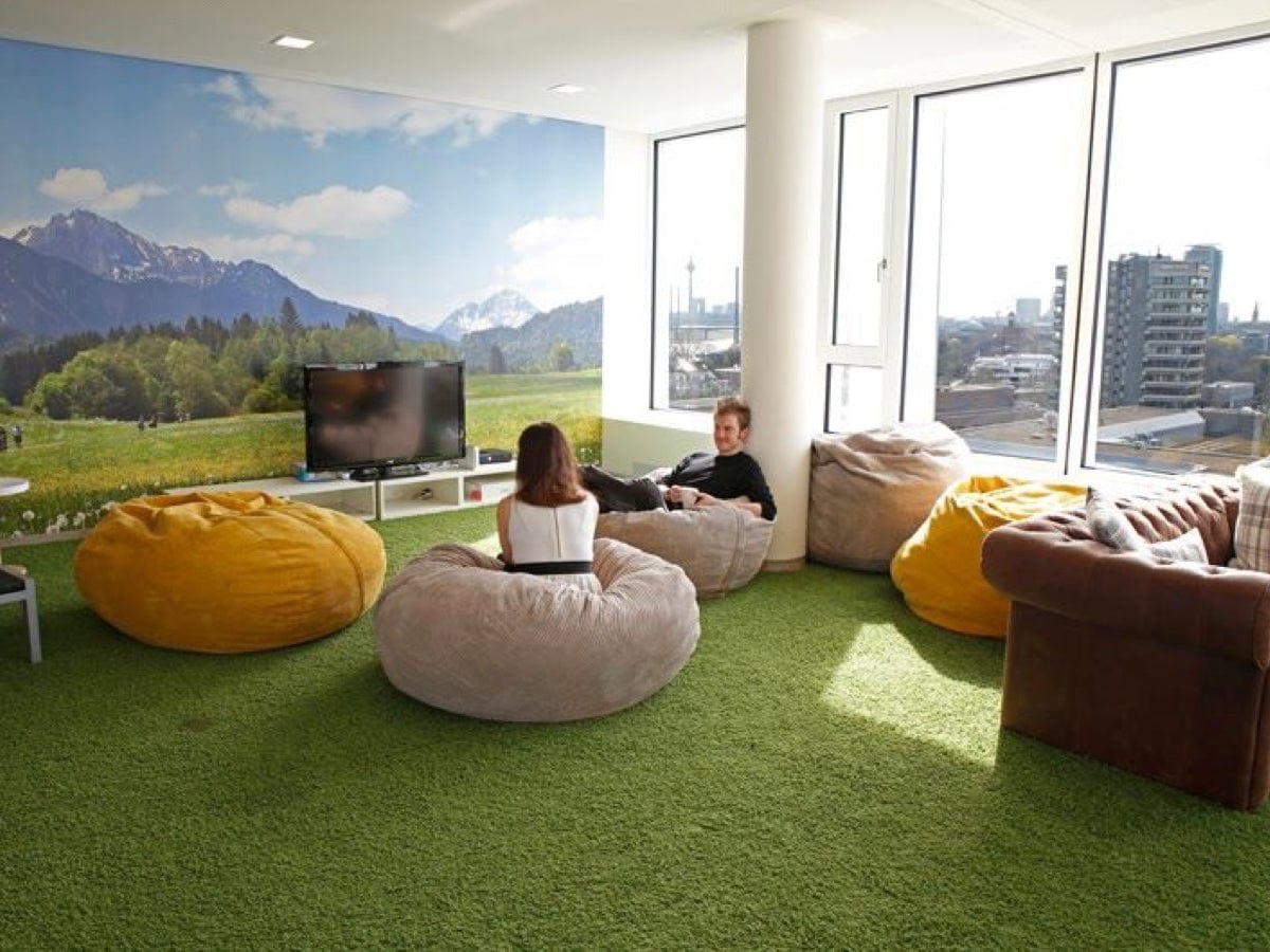 pouf dans une salle détente Image