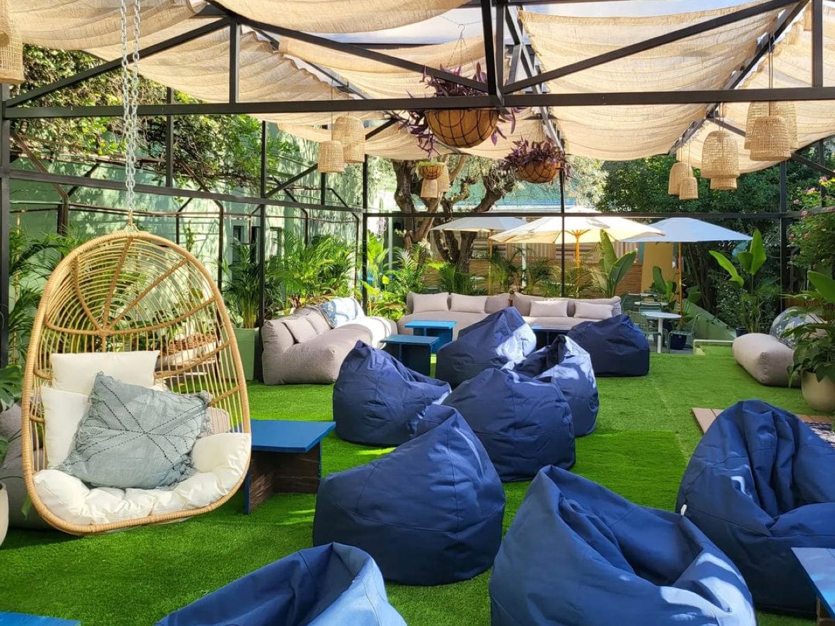 poufs dans restaurant Image