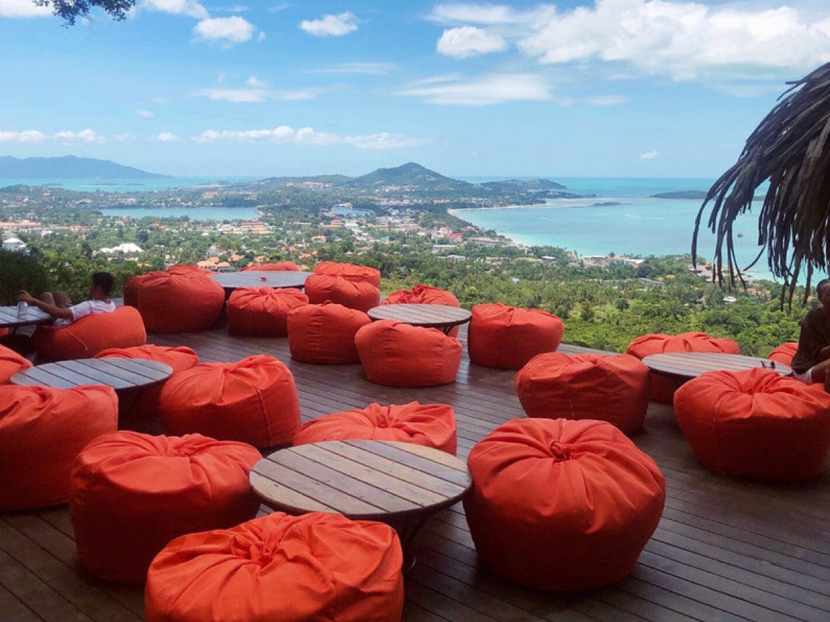 pouf sur une terrasse près de la mer Image