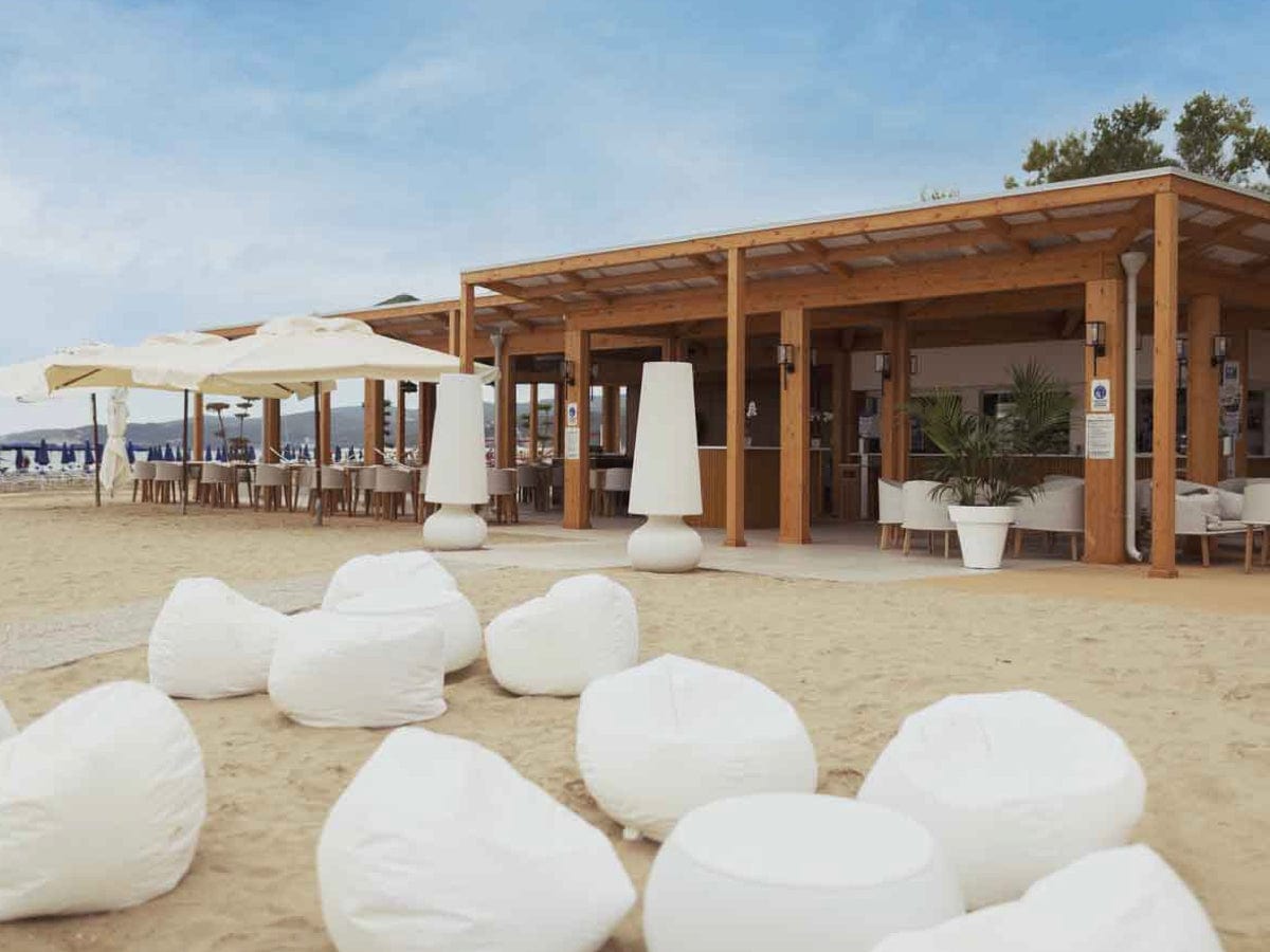poufs dans un bar de plage Image