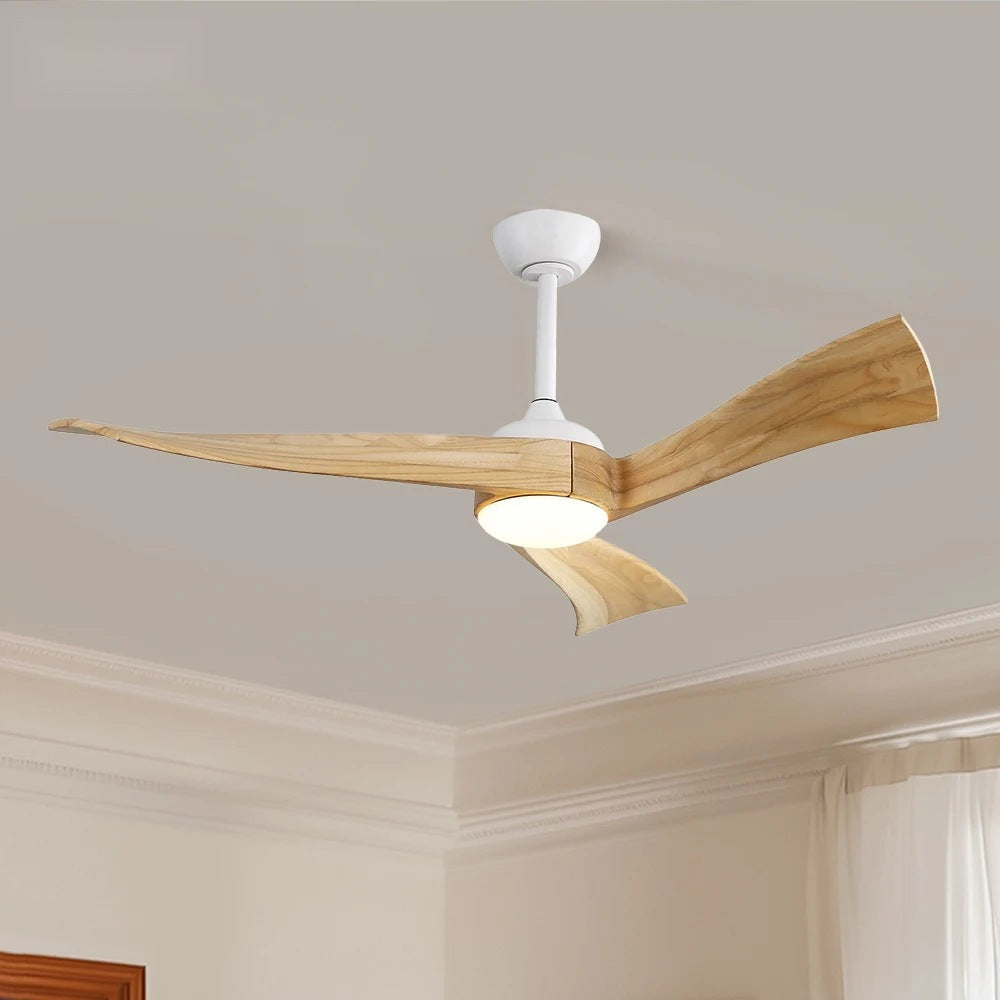 Ventilateur de plafond design Ondine en bois massif, finition bois clair et blanc pur, vue en situation sous un plafond blanc