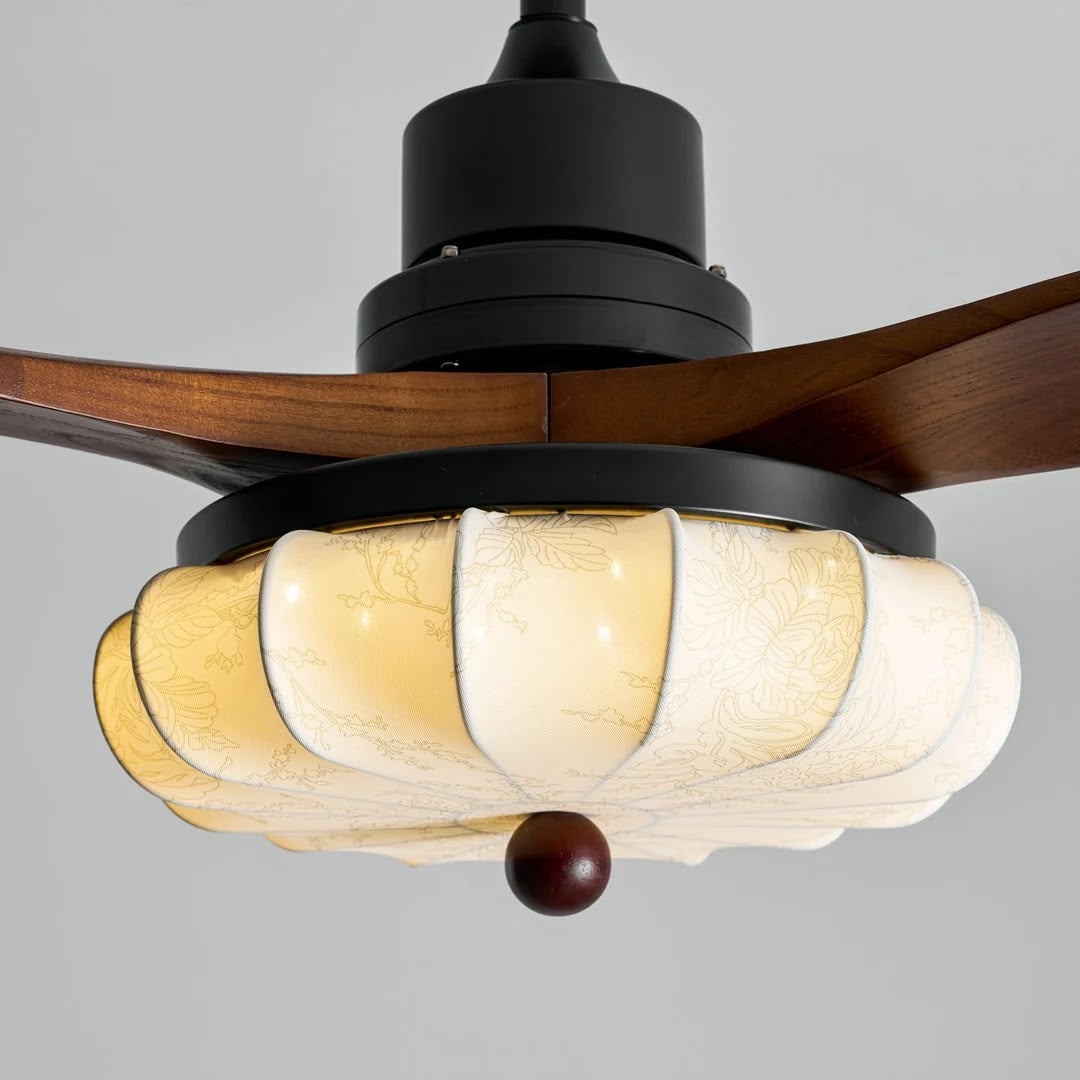 Abat-jour en tissu allumé et pales en bois de noyer du ventilateur de plafond Trianon