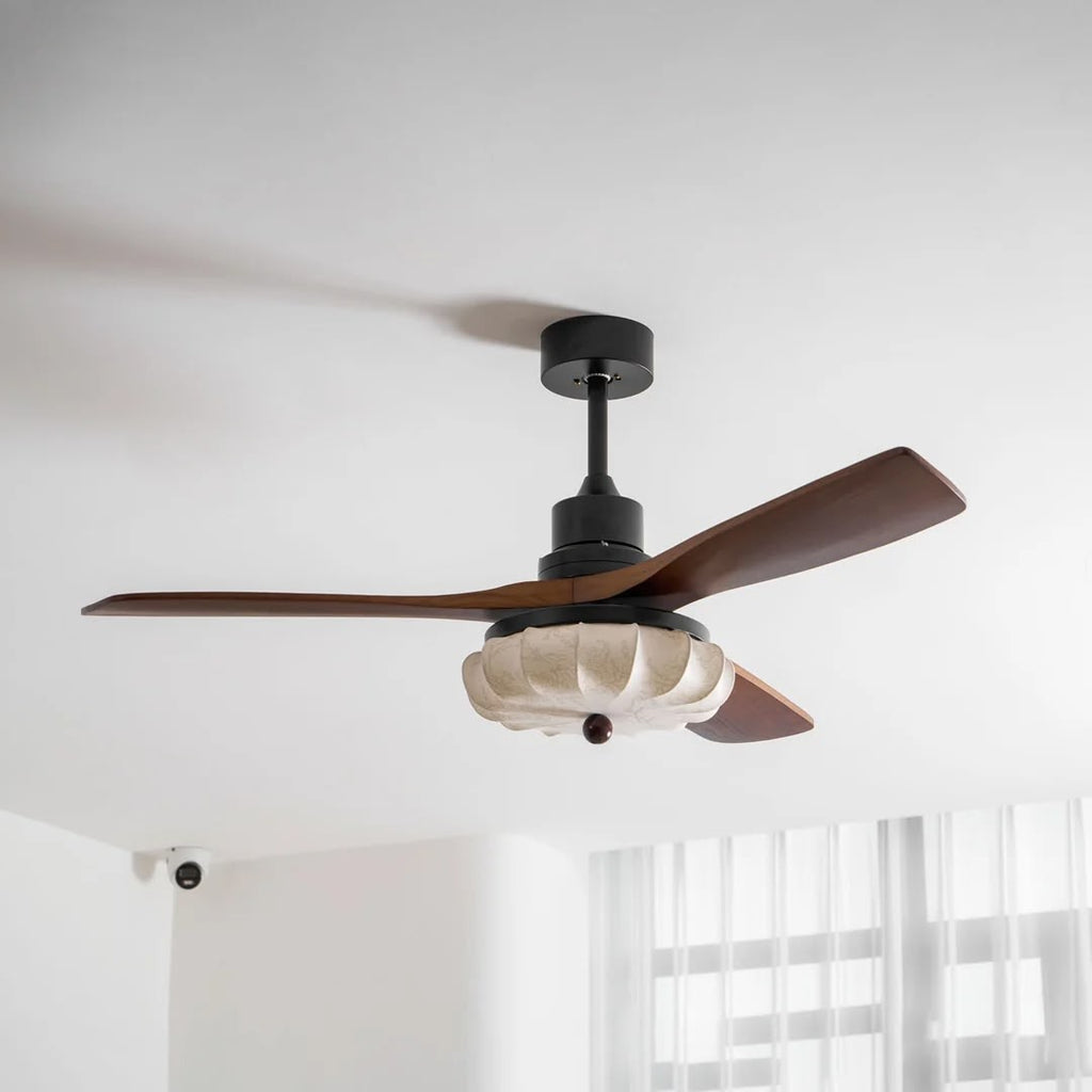 Ventilateur de plafond vintage Trianon, pales en bois de noyer et abat-jour en tissu